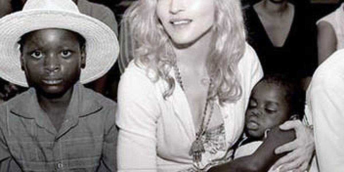 Madonna junto a su nuevo hijo Chifundo Mercy James