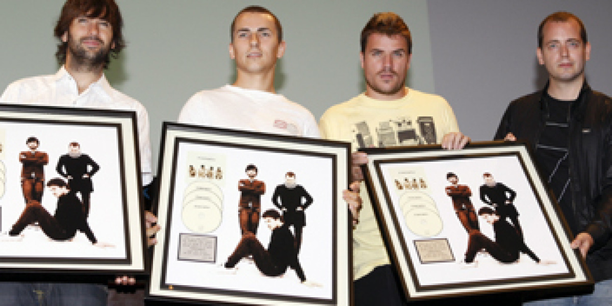 El Canto del Loco recibiendo el triple disco platino por su disco Personas