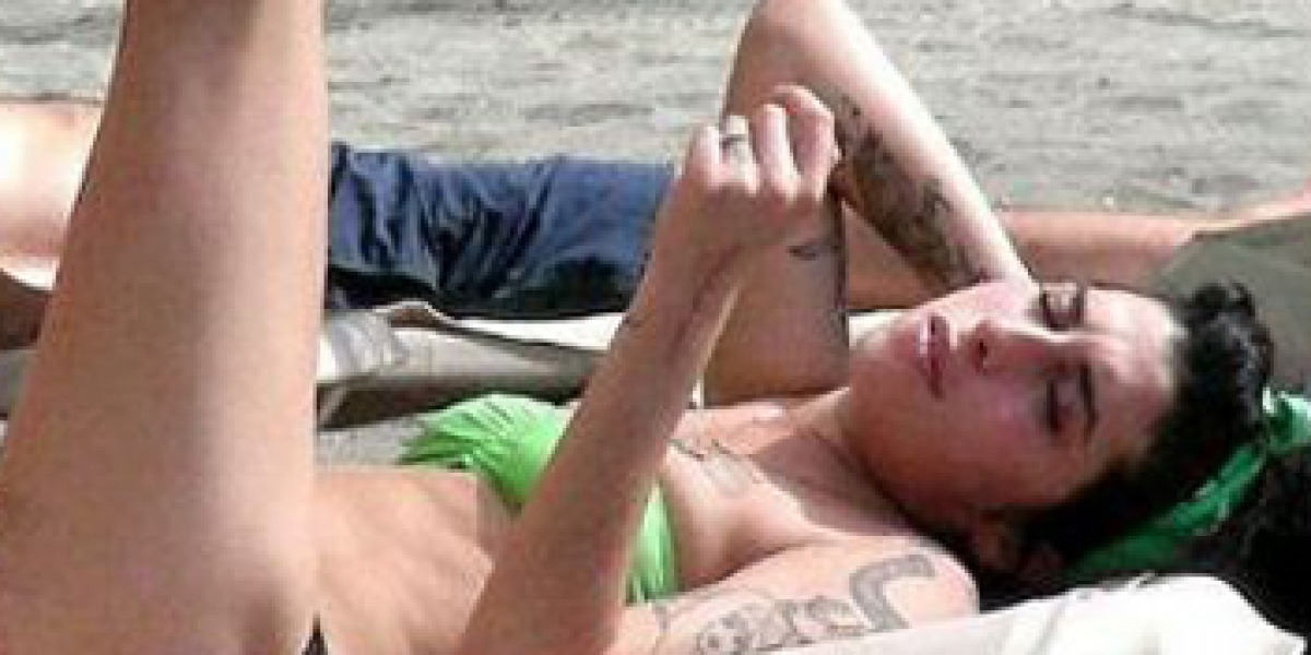 Amy Winehouse, durmiendo la mona
