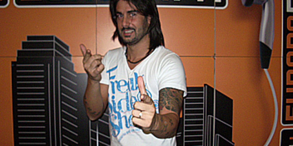 Melendi posa ante los medios en el photocall