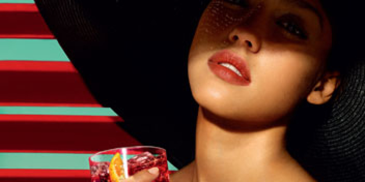 Jessica Alba es la protagonista del nuevo calendario Campari.