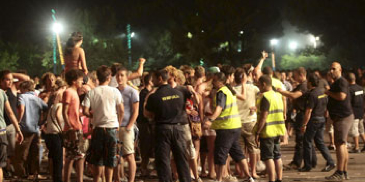 Las fuertes rachas de viento, un incendio tras el recinto del festival y la suspensión de parte del programa ha desesperado a los 'fibers'