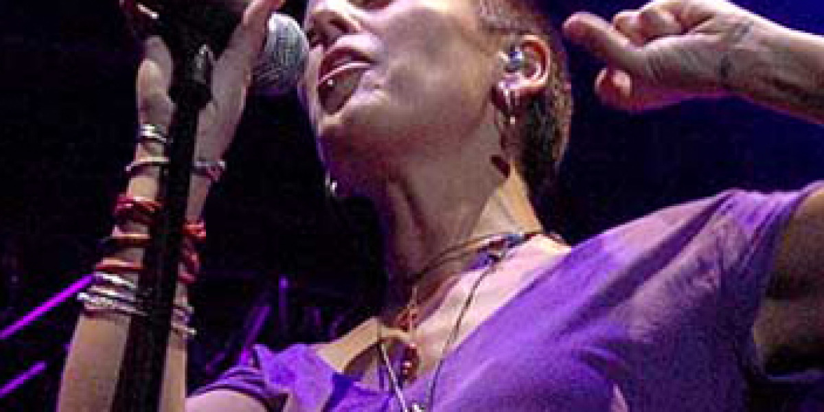 La Mari durante la gira Con otro aire 2009