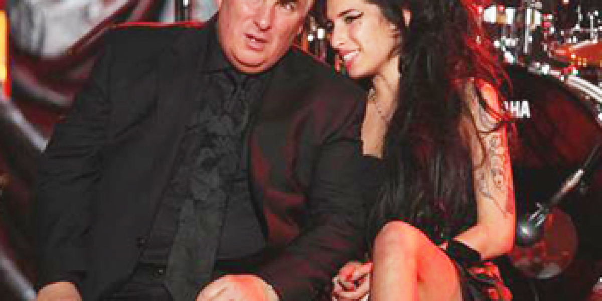 Amy Winehouse con su padre en los Grammys