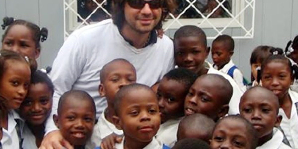 Antonio de la Rúa, novio de Shakira, junto a un grupo de niños de la Fundación Pies Descalzos,