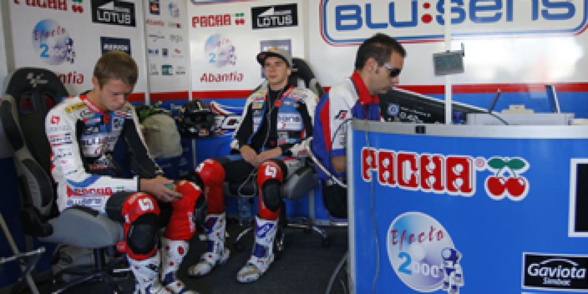 Nuestros pilotos en el box Aprilia Blusens Europa FM
