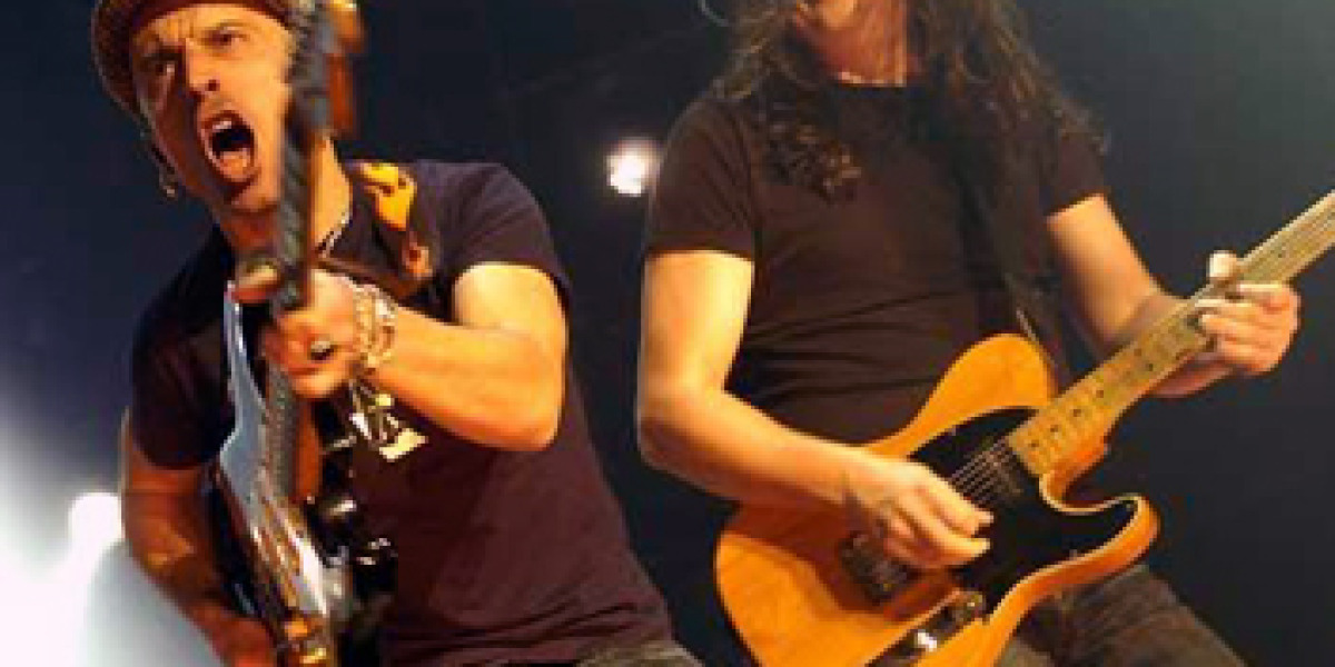 Fito Cabrales y Carlos Raya ante millares de fans en Vigo