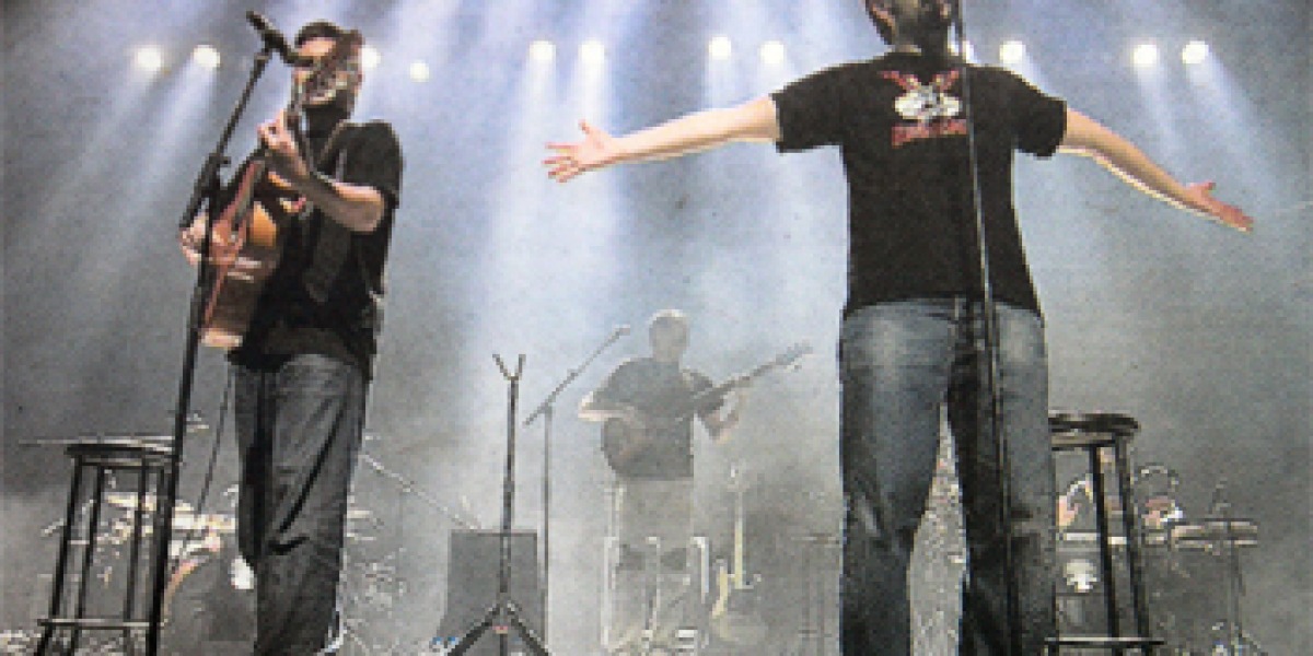José (izquierda) y David Muñoz, celebrando Estopa X el martes en Cornellà