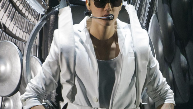 Justin Bieber aterrizando en el escenario