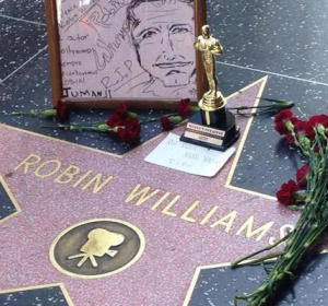 El paseo de la fama se convierte en un templo improvisado para Robin Williams