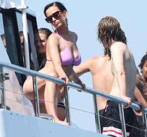 Katy Perry con unos amigos en un yate en Australia