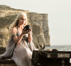 Daenerys Targaryen con uno de los huevos de dragón