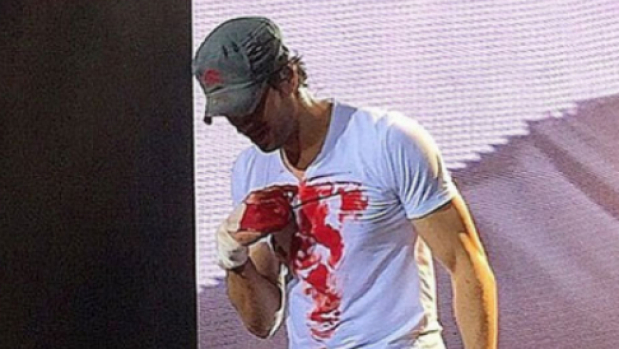 Enrique Iglesias herido durante un concierto