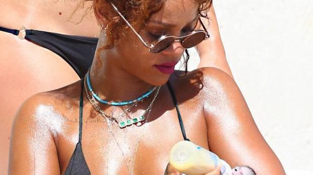 Rihanna dándole el biberón a su nueva mascota